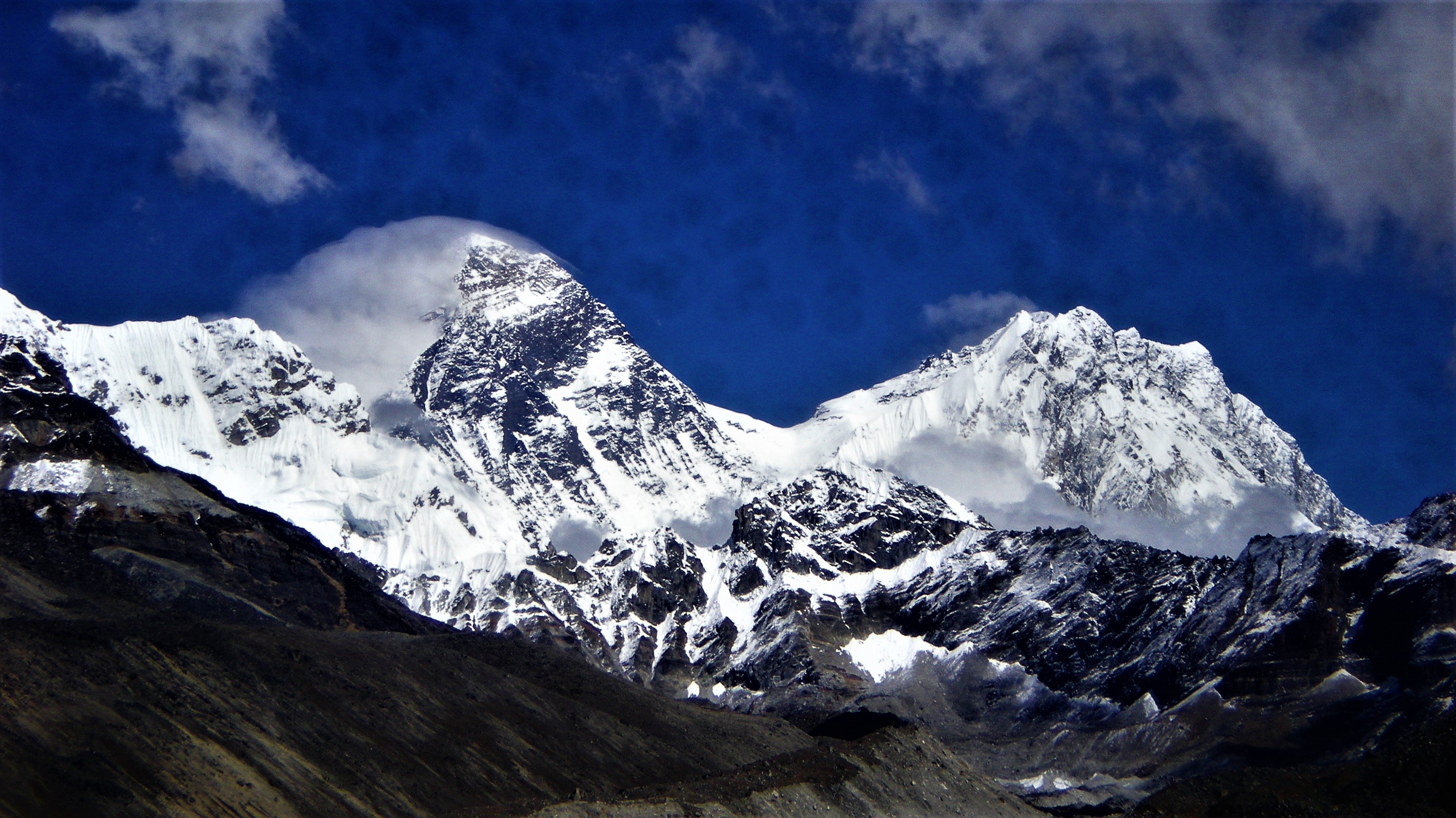 Mount Everest (8,848 m), Lhotse (8,516 m) 